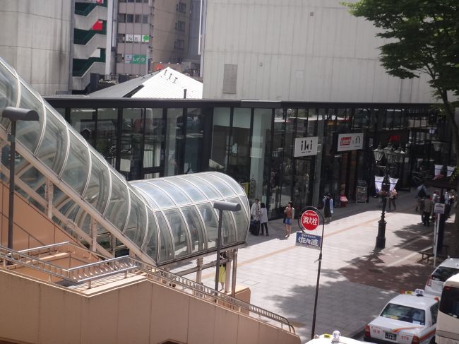 あれは何かしら？オシャレなガラス張りの建物。<br /><br />『エデン 仙台 － EDEN ～The LANDSCAPE VALLEY～』の写真。<br /><br />【TERRACE L】、【Coleman Satellite Shop Sendai in Shirokuma Coffee】、<br />【OTTAVA × gemma】、【スペインタパス　 タパスブランコ】、<br />【BUDDY BUDDY SENDAi EDEN】、【山形飛島　亞呉屋】、<br />【二丁目酒場イタリアン】、【伝説のすた丼屋】、【マザーリーフ ティースタイル】、<br />【痩明樓】、【牛タンしゃぶしゃぶ陣中】、【原価寿司　えびす　EDEN店】、<br />【立呑　えびすけ】などの飲食店が入店しています。<br /><br />http://eden-sendai.jp/index.html