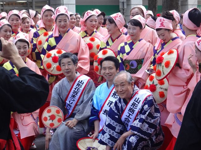 宮城県仙台市「東北絆まつり仙台」2017のパレードの様子。<br /><br />「山形花笠まつり」<br /><br />真ん中にいらっしゃる方は山形市長さん。