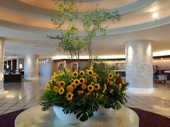 ANAインターコンチネンタル石垣リゾートに到着。
ここでは到着時のドアマンの対応がとてもしっかりしており久々に感動しました！
ロビーではヒマワリが夏を演出していました。
