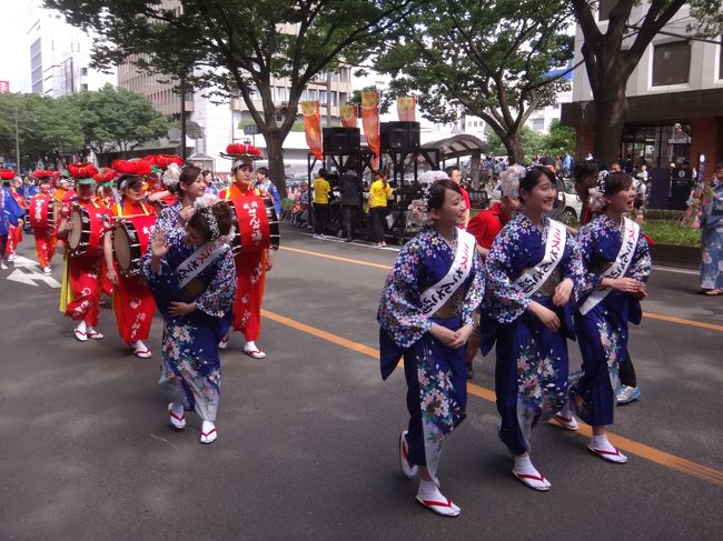 宮城県仙台市「東北絆まつり仙台」2017のパレードの様子。<br /><br />「盛岡さんさ踊り」の写真。<br /><br />手前にいる女性5名は2017ミスさんさ踊り。<br />