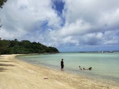 川平湾のあと車で10分もかからない底地ビーチに移動してきました。
こちらは海水浴場となっていますが当日ははぶクラゲの発生があり遊泳禁止と書いてありましたが皆さん海に入っていました。