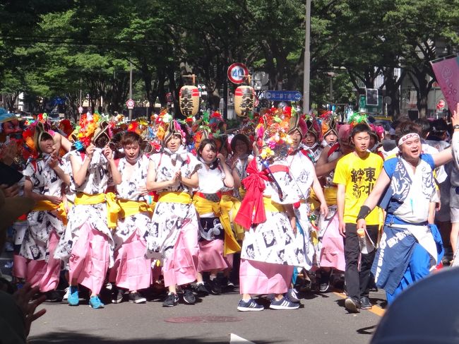 宮城県仙台市「東北絆まつり仙台」2017のパレードの様子。<br /><br />「青森ねぶた祭」の写真。<br /><br />七夕祭りの灯籠流しが原型ともいわれる青森ねぶた祭。 <br />22台の大型ねぶたが出陣し、囃子とハネトが混然一体となり短い夏に、<br />その魂を爆発させます。 <br /><br />開催日は毎年8月2日～7日。 昨年は6日間で約276万人の来場。 <br /><br />https://www.nebuta.or.jp/