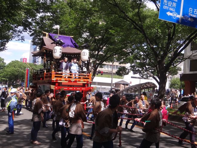 宮城県仙台市「東北絆まつり仙台」2017のパレードの様子。<br /><br />政宗公山鉾に乗っているのは市長さん？（女性）<br /><br />画像をクリックして拡大してご覧下さい。<br /><br />