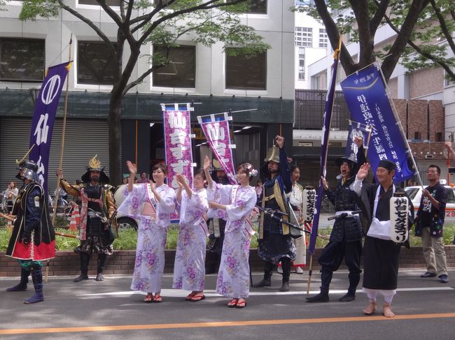 伊達戦国家臣団と「せんだい・森の都親善大使」の方々の写真。