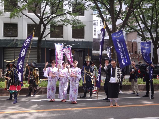 伊達戦国家臣団と一緒にいる3名の女性は「せんだい・森の都親善大使」だそうです。<br /><br />