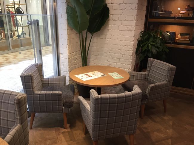 こちらに座ります。