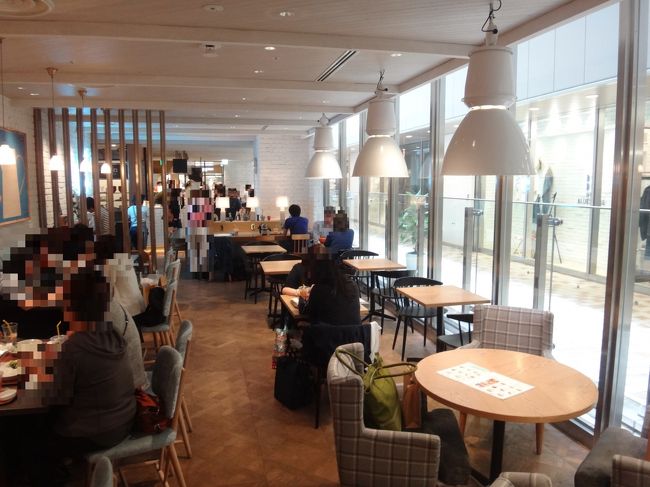 奥から入口側を撮影。<br /><br />オシャレな店内です。<br /><br />周りは地元のお客さんらしい。。。みなさんが話している言葉が不思議ですが、<br />なんとな～く解ります(^－^)