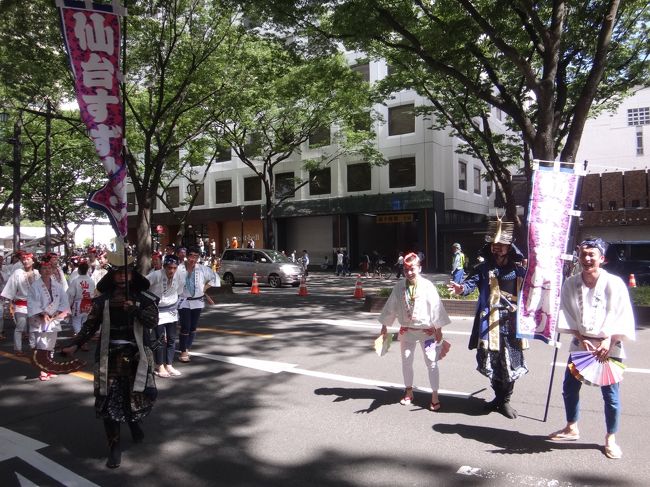 宮城県仙台市「東北絆まつり仙台」2017のパレードの様子。<br /><br />「仙台・青葉まつり」の仙台すずめ踊りの写真。<br /><br />まずは地元の仙台市の方々。<br /><br />いつもはモザイクをかけますが、今回は皆さんの表情からその場の雰囲気が<br />伝わるようにそのまま写真を載せていきます。<br /><br />http://www.sendaitanabata.com/<br />