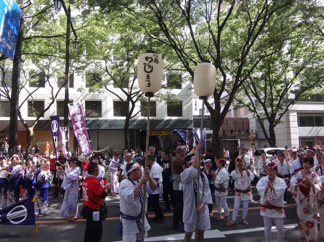 宮城県仙台市「東北絆まつり仙台」2017のパレードの様子。<br /><br />「福島わらじまつり」の写真。<br /><br />古来より健脚を願い、地元羽黒神社に奉納される大わらじにちなんで<br />開催されている祭り。日本一と称される長さ12メートル、重さ2トンの<br />大わらじパレードは必見。レゲエ調の平成わらじ音頭とヒップホップ調の<br />ダンシングそーだナイトも見どころです<br /><br />今年は8月4日・5日の開催。 昨年は2日間で約25.5万人の来場<br /><br />http://www.fmcnet.co.jp/waraji/