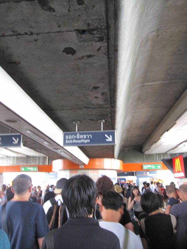 BTSモーチット駅　もちろん大混雑