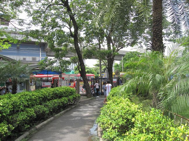 公園の中を抜けると近いし混雑無し　これ抜け道