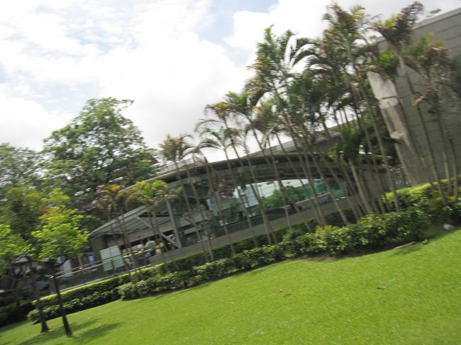 抜け道の目印はこのMRT入口にある公園への入り口(小っちゃくて見つけ難い)