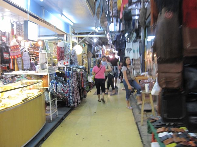 内部はこんなバラックの建屋に細い通路が縦横縦横無尽にある<br />そして敷地が変形している関係で通路が変形しているのが方向感覚がなくなる