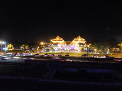 翠華路自行車道橋梁から見る

ライトアップされた高雄物産館