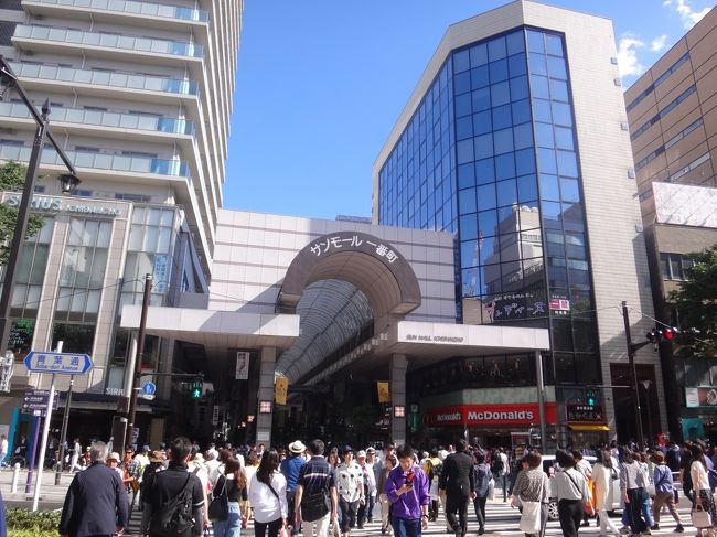 宮城県仙台市「サンモール一番町」のアーケードの写真。<br /><br />向こう側には行かず、手前のアーケード内を進みます。