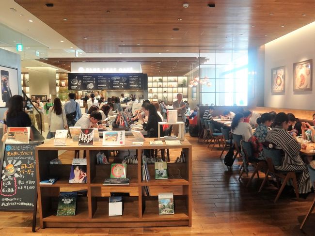 宮城県仙台市【BLUE LEAF CAFE】<br /><br />【ブルー・リーフ・カフェ】の店内の写真。<br /><br />BLUE LEAF CAFE 杜の都仙台を象徴する「青々と茂る木々」をイメージして<br />命名された「BLUE LEAF CAFE」　<br />こだわりのコーヒーや東北食材を使用したメニューが揃います。<br />さまざまなデザインの椅子や選りすぐりのBOOKで快適なカフェ空間を<br />お楽しみ下さい。<br /><br />http://blueleafcafe.jp/
