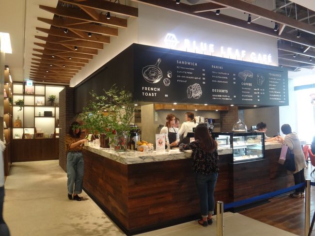 宮城県仙台市【ブルー・リーフ・カフェ】の店内の写真。<br /><br />フレンチトーストやロールケーキやパイやパフェなどのスイーツメニューもあります。<br />