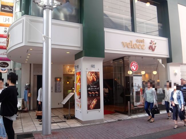 宮城県仙台市「ぷらんど～む一番町」<br /><br />2016年12月9日にオープンした【カフェ・ベローチェ】ぶらんどーむ一番町店の写真。<br /><br />外観が白いし文字のロゴの感じも他と違うので、一見、チェーン店の<br />【カフェ・ベローチェ】とは気付きませんでした。<br /><br />2016年3月31日に、これまでのブランドを一新した【カフェ・ベローチェ】の<br />1号店が東京・神楽坂にオープンしました。髪の毛ににおいが付くイメージがある為、<br />いつもは入ることのないベローチェ。ちょっとオシャレに感じました（笑）<br /><br />https://chatnoir-company.com/chatnoir/html/brands/brands_veloce.html