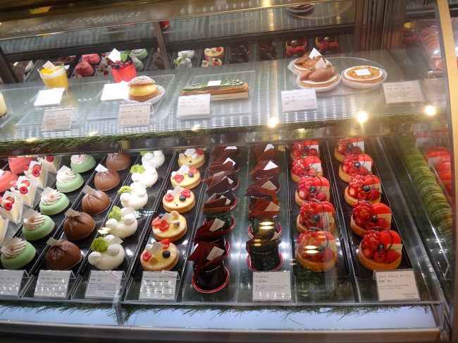 宮城県仙台市【kazunori ikeda individuel】<br /><br />パティスリー【カズノリ イケダ アンディヴィデュエル】のショーケースの写真。<br /><br />マカロンも人気です。<br /><br />仙台市内の自由時間は約4時間しかなく、もっといろいろなお店を覗きたかったです。