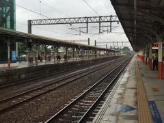 雨の中、晴れることを信じて、嘉義駅へタクシーで向かいます。
100台湾ドル
森林鉄道の乗り場は、ホームを入って右に進みます。