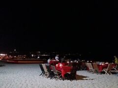 タナロット寺院を後にし、宿泊地のジンバランへ向かいました。
ジンバランビーチ沿いにはイカンバールというシーフードレストランが数多く並んでおり、そこで夕飯を食べました。