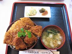 昼飯は道の駅「上野」にある琴平センターでいただきます。

イノブタソース丼　ソースの味もおいしくてぺろりといただきました。

隣には上野村銘木工芸館もあって木製品が充実しています。

上野村は観光も楽しい素晴らしい村でした。
上野村の皆様　ありがとうございました。