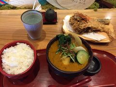 おくしばぁちゃんの天ぷらとスープカレーを2年ぶりにいただきました。牡蠣のスープがおすすめです。ここの天ぷらも良かったです！2時半ぐらいでも並びました