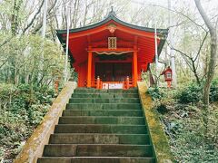 車で箱根プリンスへ移動して...
てくてく歩いて九頭龍神社（本宮）へ。

途中、九頭龍の森を通る時に500yenお支払いします。