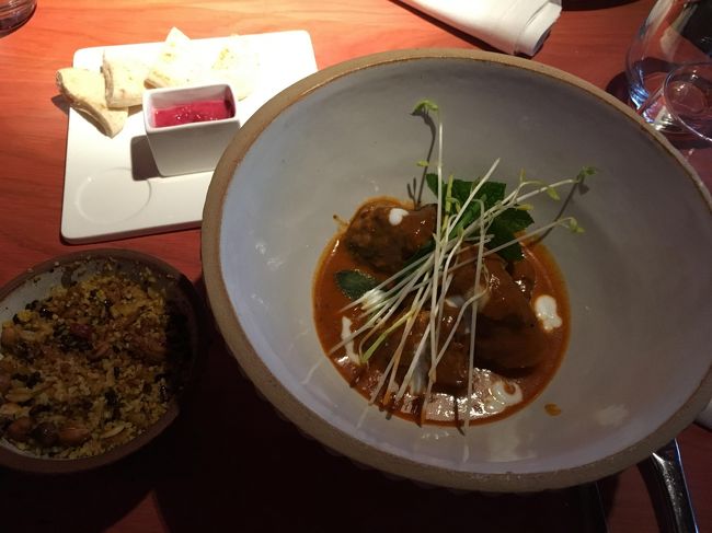 ソフィア王妃芸術センターのカフェで。<br />大きな器にはお肉の煮込んだもの、隣には暗くてよく見えませんがいろんな種類のナッツや穀類がお椀に盛ってあって両方合わせてたべてもおいしかった。本当の食べ方はどうなんだろう？