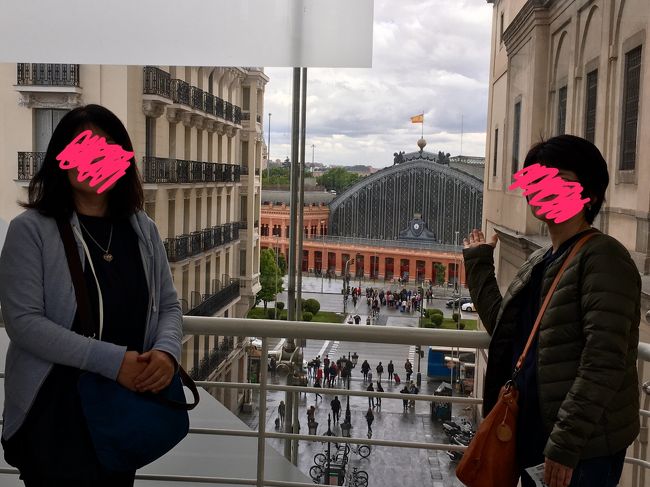 ソフィア王妃芸術センターのシースルーエレベーターからアトーチャ駅を背景に。