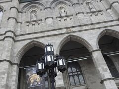 モントリオールの観光客の定番行動としたら、まずこの教会、Notre-Dame Basilica of Montreal、ノートルダム大聖堂に来なきゃいかんでしょ？12ドルもするんですね。