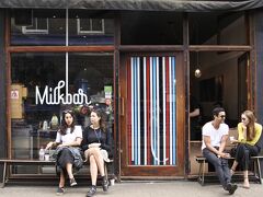 Flat Whiteと言うコーヒーが有名な「Milk bar」へ。
いい雰囲気★