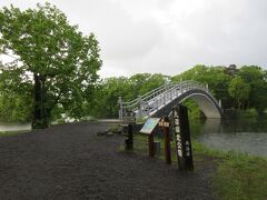 この橋を渡ると雨が降り出して急いで車へ戻る。