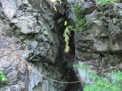 湖畔の反対側にある駒ケ岳神社。
この岩の間をくぐります。