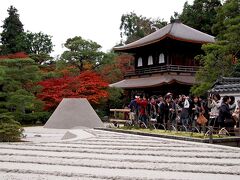 真如堂から歩いて、
お次は、銀閣寺へ。


激混みです…