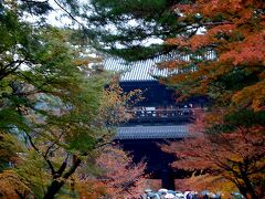 哲学の道をひたすら歩き、雨の南禅寺へ到着。

雨だけど、すごい人ね。