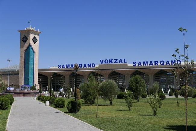 サマルカンドは「青の都」と呼ばれ、シルクロードの中心的な都市として栄えてきました。<br />2001年にユネスコ世界文化遺産に登録されています。<br />バスでアフラシャブの丘へ向かいます。