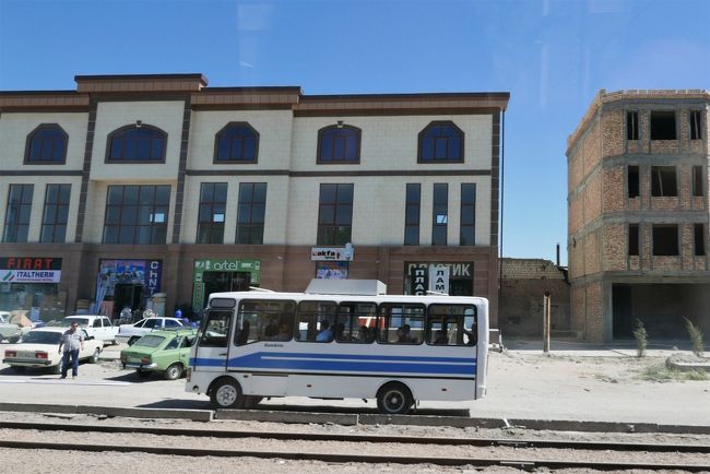 市内バスは小型で古い車両です。<br />タイヤはヒビだらけだったりします。