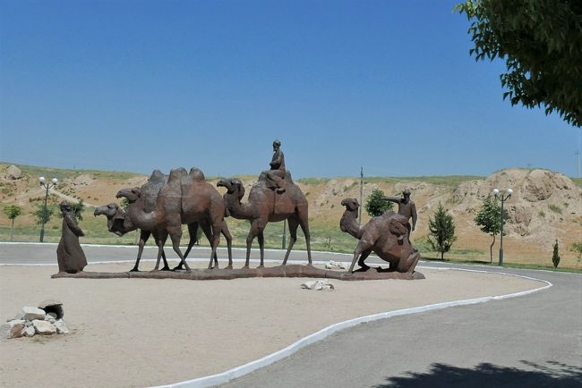 アフラシャブの丘が見えてきました。<br />アフラシャブとはこの地を支配していたソグド人の最初の王の名前です。