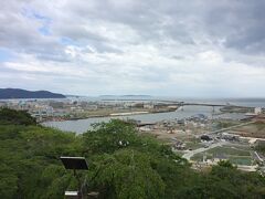 日和山公園から石巻港が見渡せます。更地が目立つ港。様々なものが津波でさらわれていったのでしょうか。