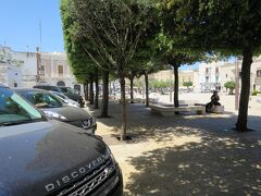 12:40 ポリニャーノ・ア・マーレ到着。
旧市街からほど近いアルド・モーロ広場(Piazza Aldo Moro)の周辺が駐車場になっています。青い線で区画された有料駐車場です。

イタリアでは他に白い線で区画された駐車場と黄色い線で区画された駐車場がありますが、白は無料、黄色は地元住民専用の駐車場となります。