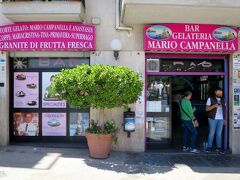 旧市街に入る前に、楽しみにしてたジェラテリアに立ち寄ります。
”Mario Campanella”というBar兼ジェラテリア、別名”Super Mago del Gelo(直訳すると最高の氷の魔術師)”。
美味しいジェラート屋さんが多いと評判のポリニャーノでも、かなり人気のお店らしいです。

旧市街への入口”マルケサーレ門(Arco Marchesale)”の道路を挟んだ向かいにあります。
