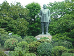 その反対側は西郷さんの銅像。

http://img.4travel.jp/img/tcs/t/pict/src/37/54/68/src_37546872.jpg?1424780822

バスは著名な観光ポイントを回っていき、そこで下車することができます。