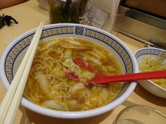 がっつりラーメンを食べると言い出しました・・・。

ママさん的にラウンジと言えばカードラウンジの印象が強いらしく、ラウンジ飯に対する期待値がすこぶる低いので、どうせ大したものは置いてないはずと全く期待していません。とは言え、たっぷり時間のある状況で、なぜ回転の早いラーメン屋にしたのか？は謎です（笑）