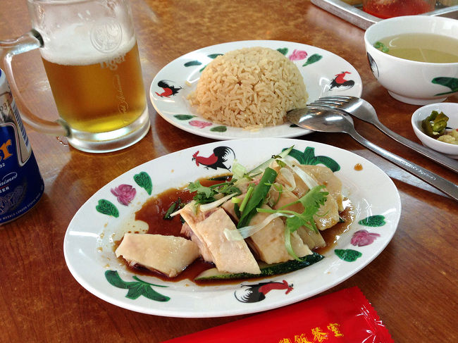 毎度おなじみ、チキンライス♪<br /><br />ホテルから徒歩3分。<br />いや、1分かも。<br />マリーナスクエアにある<br />「威南記 (Wee Nam Kee) 」です。<br />チキンライス　4.5S$<br />タイガービール　4.5S$　<br /><br />こんな缶ビールがチキンライスと同じ値段とは。<br />でも、タイガービール美味しいから許す。