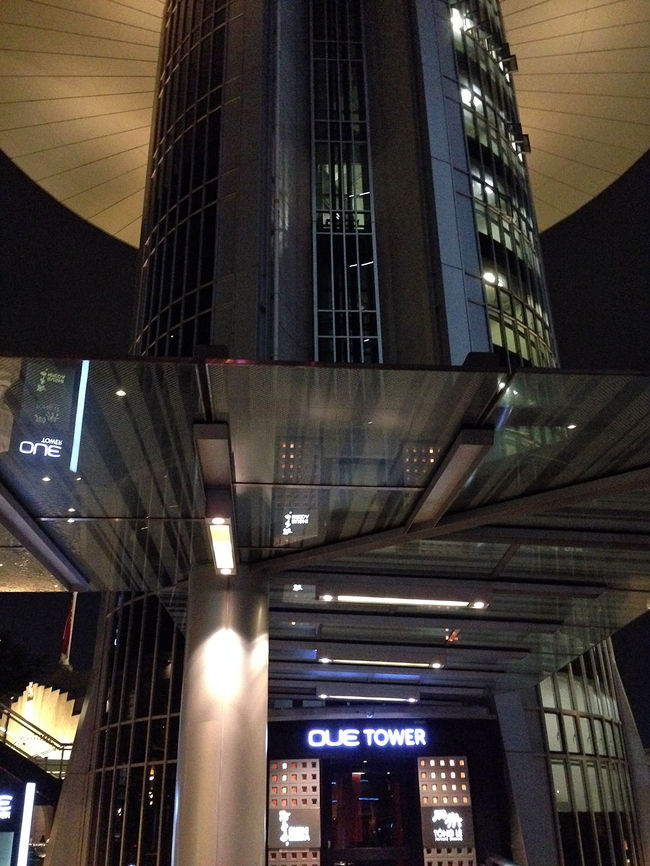 OUE TOWERの最上階にある、<br />「Tóng Lè Private Dining」<br />という創作中華っぽいとこ。<br />写真の一番上の屋根みたいな部分にあるんだけど、<br />何がすごいってここ、<br />360度回転しちゃうのです。<br />マリーナベイの夜景が、<br />いろいろな角度から楽しめるという。