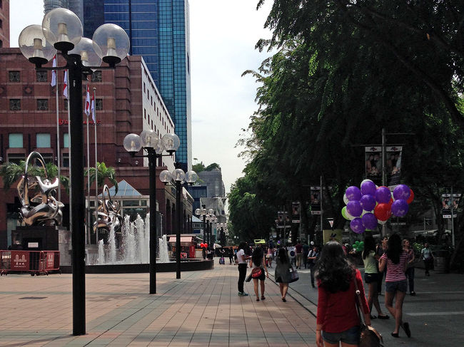 オーチャードの辺をぶらぶら…<br />お天気はいいけど、そんなに暑くなく、<br />過ごしやすかったです。<br />今は日本の方が暑いかも。