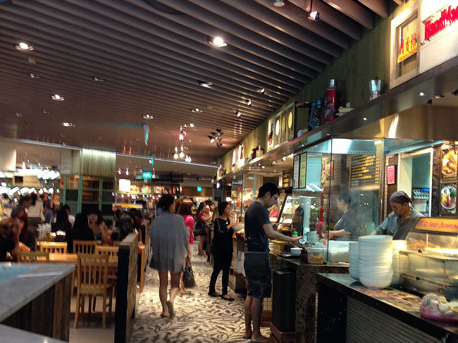 お腹が空いたので、<br />「Wisma Atria」のフードコートでランチ。<br /><br />何たべようかなー…<br />なんて迷いませんよ。<br />心はひとつ。