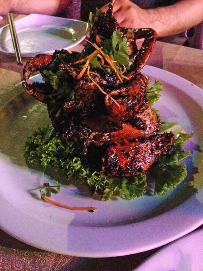 カニちゃん。<br />今回はペッパークラブにしました。<br />何でもこの店、<br />ペッパークラブの発祥の地とかなんとかで、<br />ペッパークラブが有名らしいので。<br /><br />黒胡椒がかなり効いてて、<br />ピリッと辛く美味しいですが、<br />私はチリクラブ派だなぁ。<br /><br />まぁ、あとは変な貝とか、<br />チャーハンとかいつもの感じの。