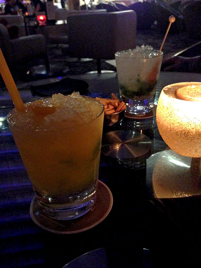 ホテルのバーでお約束の〆飲み。<br />きょう、ビールしか飲んでないから飲み足りなくて。<br />mojitoとかワインとか、色々飲んだ最後の夜。<br /><br />2日目、終了でございます。